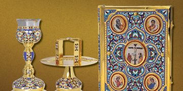 Στο εργαστήριο Θεοχαρόπουλος συνεχίζουν την οικογενειακή παράδοση και κατασκευάζουν και επισκευάζουν παντός είδους εκκλησιαστικό αντικείμενο